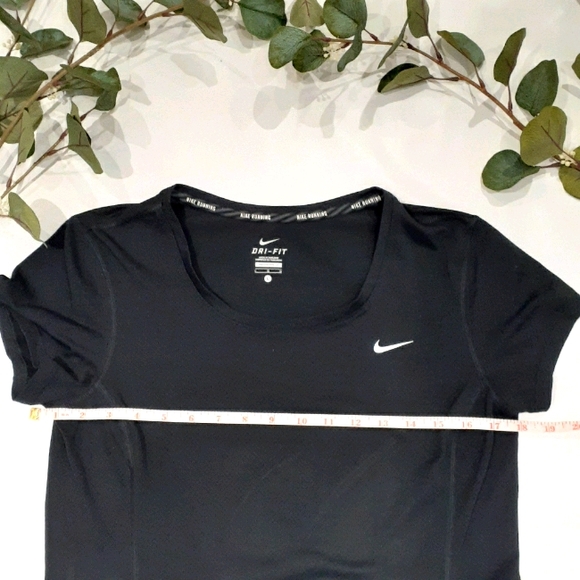 Nike Black women T- Shirt top for workout - Picture 3 of 5